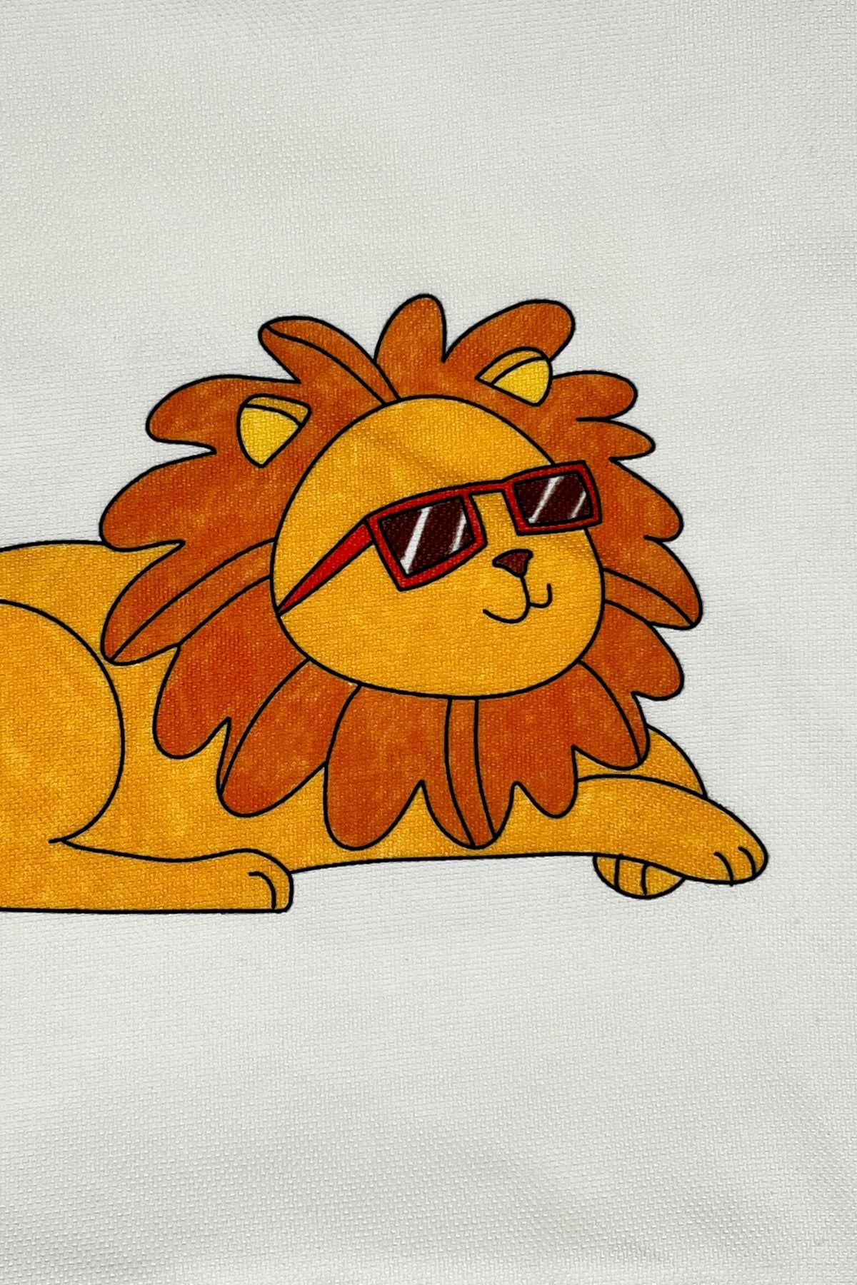 Cool Lion – Havalı Aslan İç Dolgulu Petek Dokulu Çocuk Kırlenti (32x32 cm)
