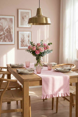Dekoratif Fırfırlı Pembe Runner – Su İtici Pamuk Karışımlı 140x45 cm