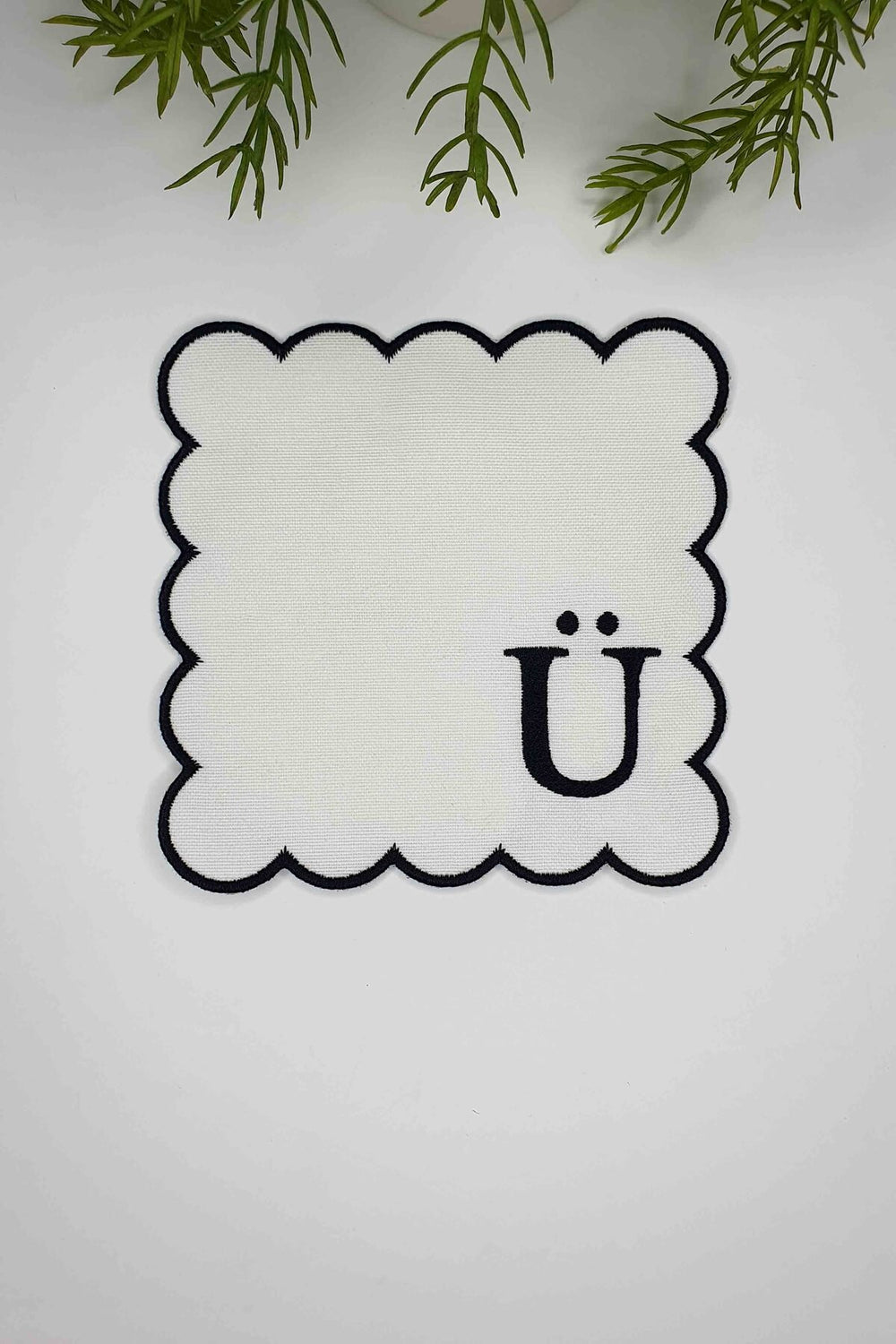 Ü Harfi Siyah Nakışlı Monogram Patch Kumaş Kokteyl Peçetesi 1 Adet - Decofav | Kırlent, Sofra Tekstili, Kumaş