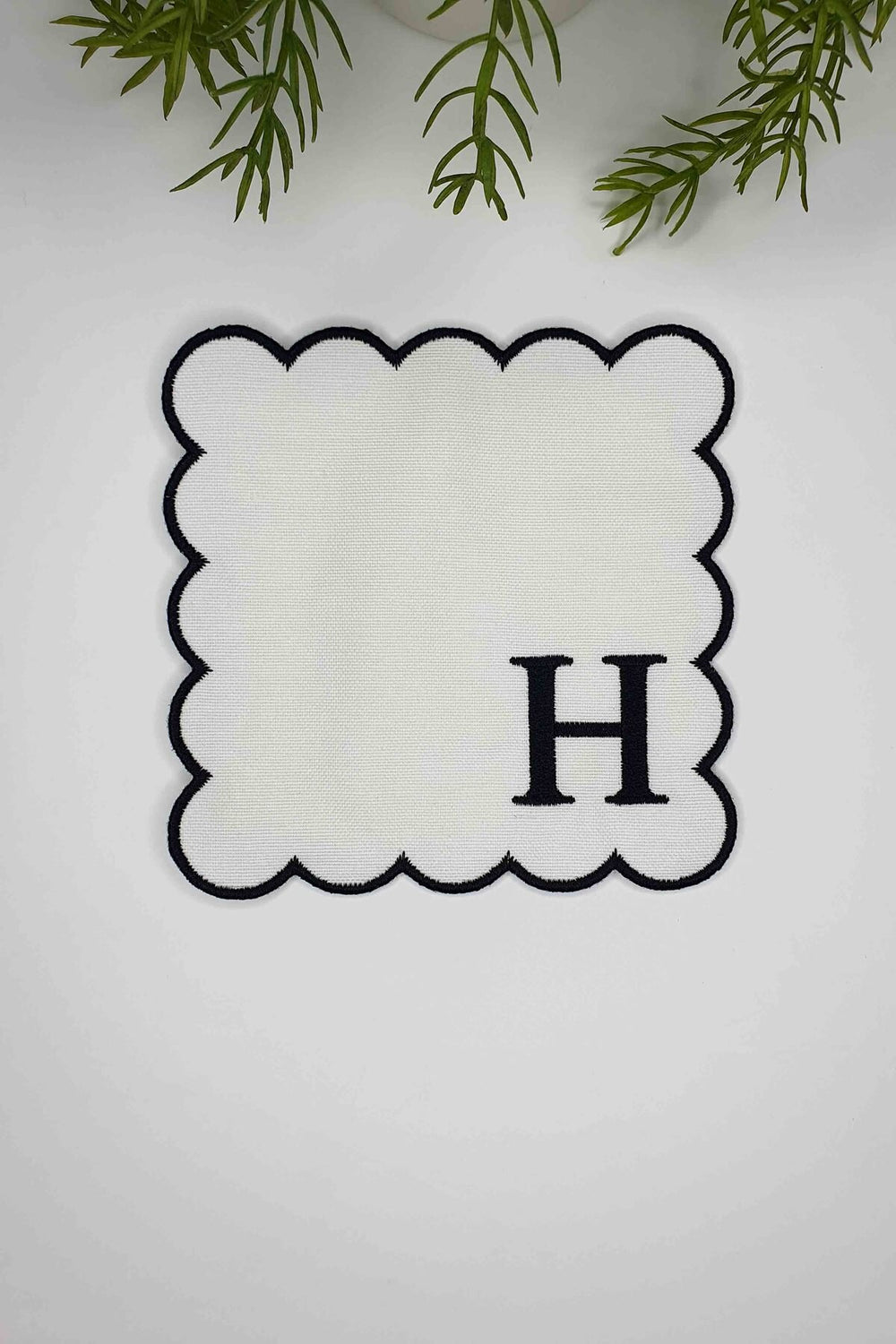 H Harfi Siyah Nakışlı Monogram Patch Kumaş Kokteyl Peçetesi 1 Adet - Decofav | Kırlent, Sofra Tekstili, Kumaş