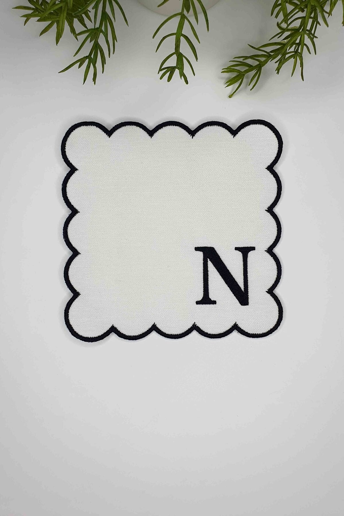 N Harfi Siyah Nakışlı Monogram Patch Kumaş Kokteyl Peçetesi 1 Adet - Decofav | Kırlent, Sofra Tekstili, Kumaş