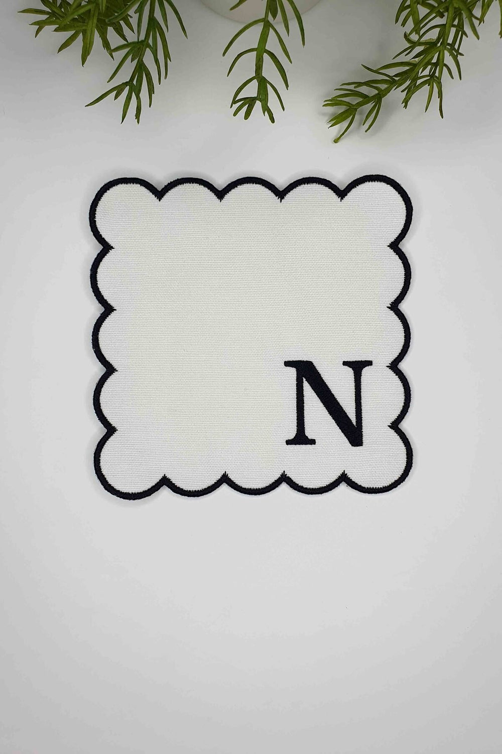 N Harfi Siyah Nakışlı Monogram Patch Kumaş Kokteyl Peçetesi 1 Adet - Decofav | Kırlent, Sofra Tekstili, Kumaş