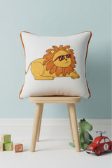 Cool Lion – Havalı Aslan İç Dolgulu Petek Dokulu Çocuk Kırlenti (32x32 cm)
