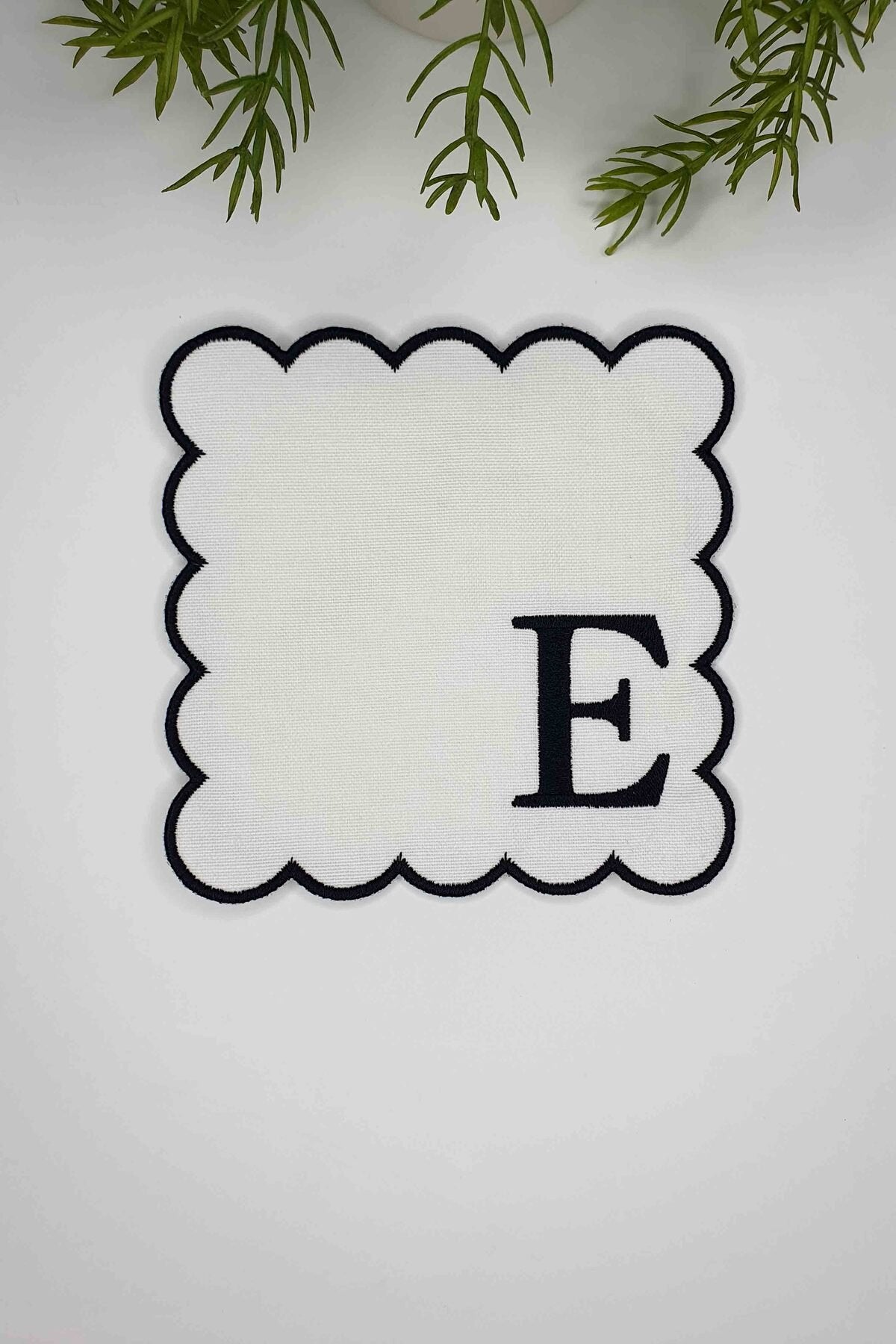 E Harfi Siyah Nakışlı Monogram Patch Kumaş Kokteyl Peçetesi 1 Adet - Decofav | Kırlent, Sofra Tekstili, Kumaş