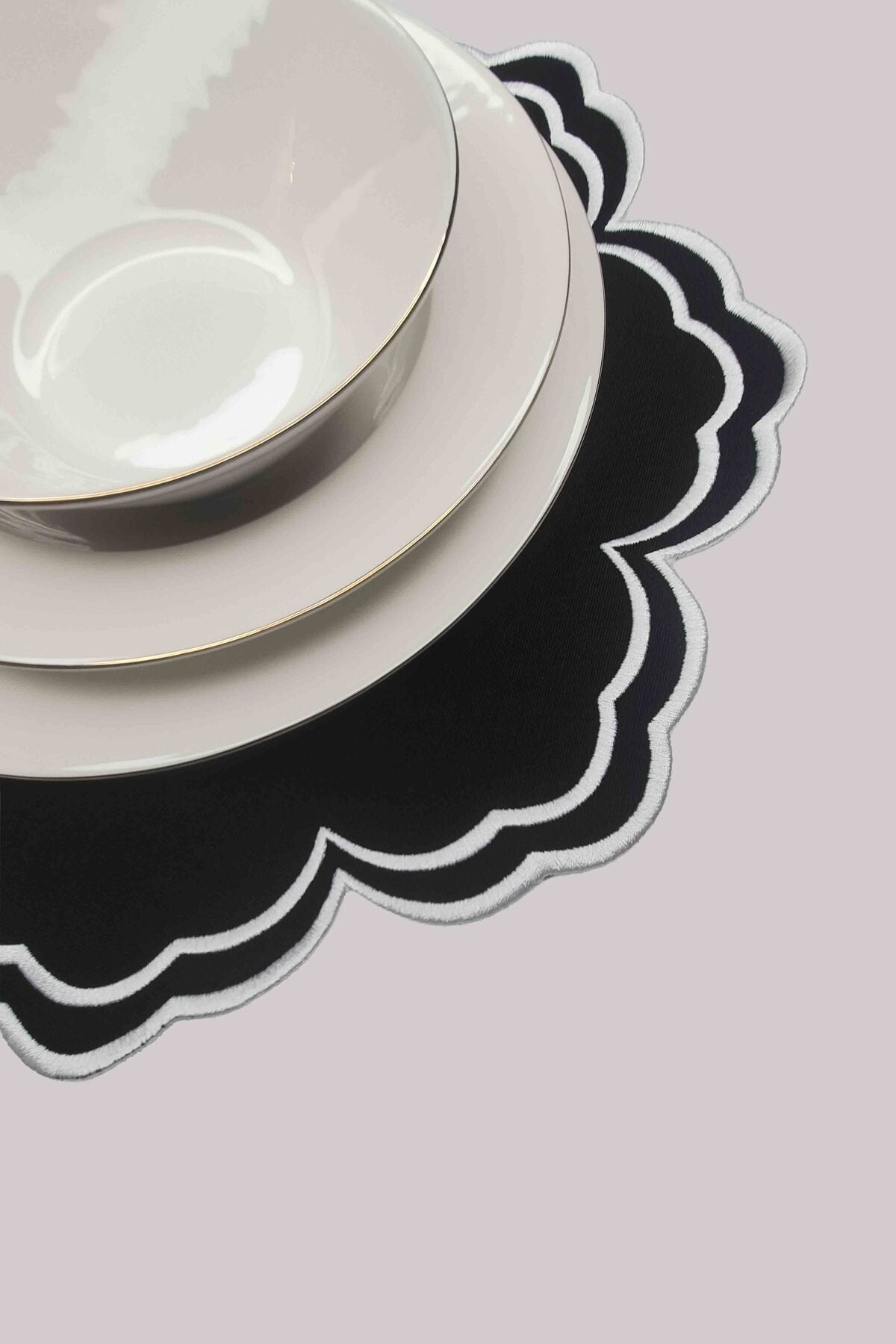 Bloom Siyah Kumaş Beyaz Nakışlı Amerikan Servis 39x39 cm- 1 Adet