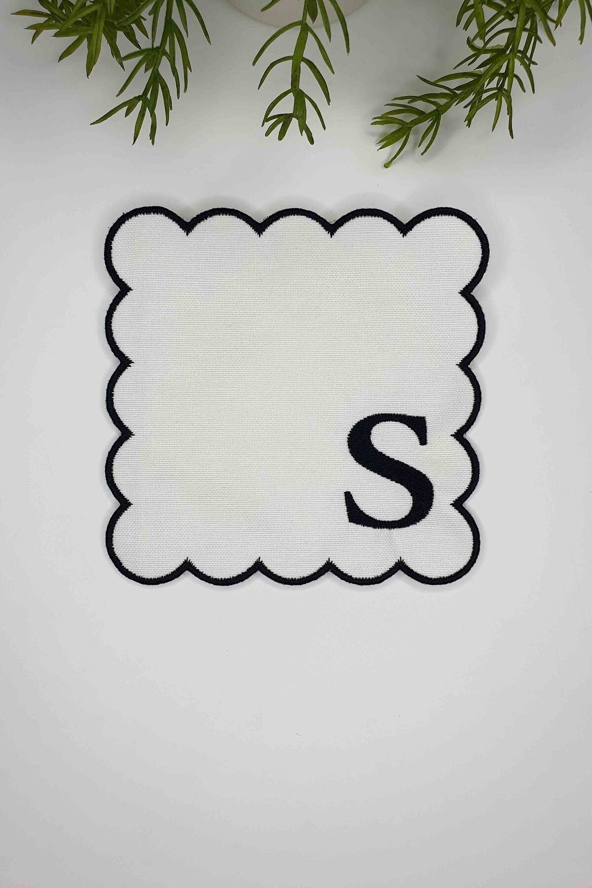 S Harfi Siyah Nakışlı Monogram Patch Kumaş Kokteyl Peçetesi 1 Adet - Decofav | Kırlent, Sofra Tekstili, Kumaş