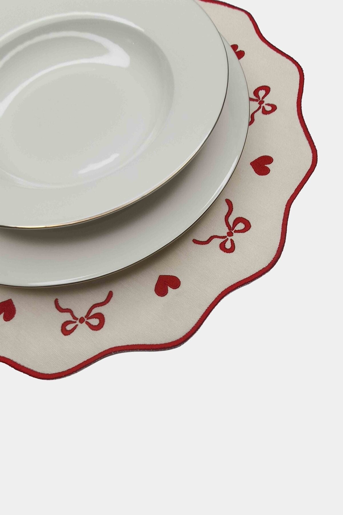 Saludo Ekru Üzeri Kırmızı Nakışlı Amerikan Servis 39x39 cm- 1 Adet