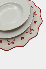 Saludo Ekru Üzeri Kırmızı Nakışlı Amerikan Servis 39x39 cm- 1 Adet