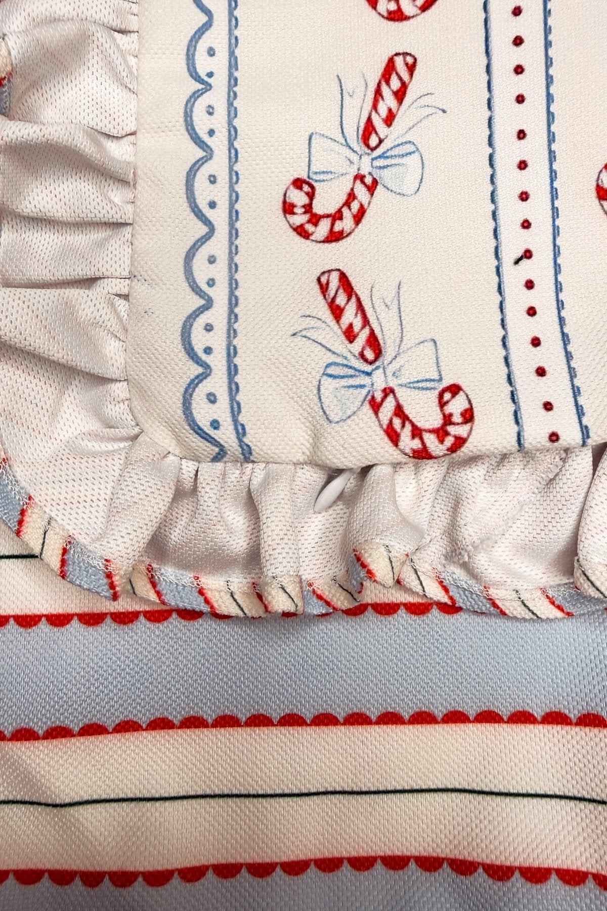 Holly Stripes – Dijital Baskılı Fırfırlı Kırlent Kılıfı - 42x42cm