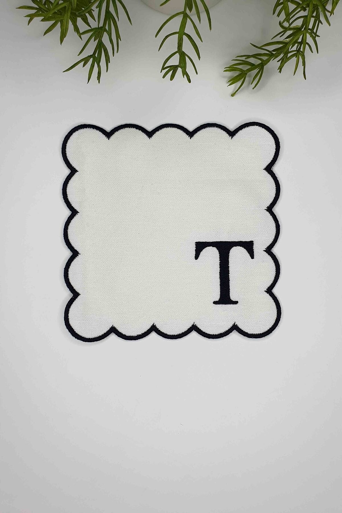 T Harfi Siyah Nakışlı Monogram Patch Kumaş Kokteyl Peçetesi 1 Adet - Decofav | Kırlent, Sofra Tekstili, Kumaş