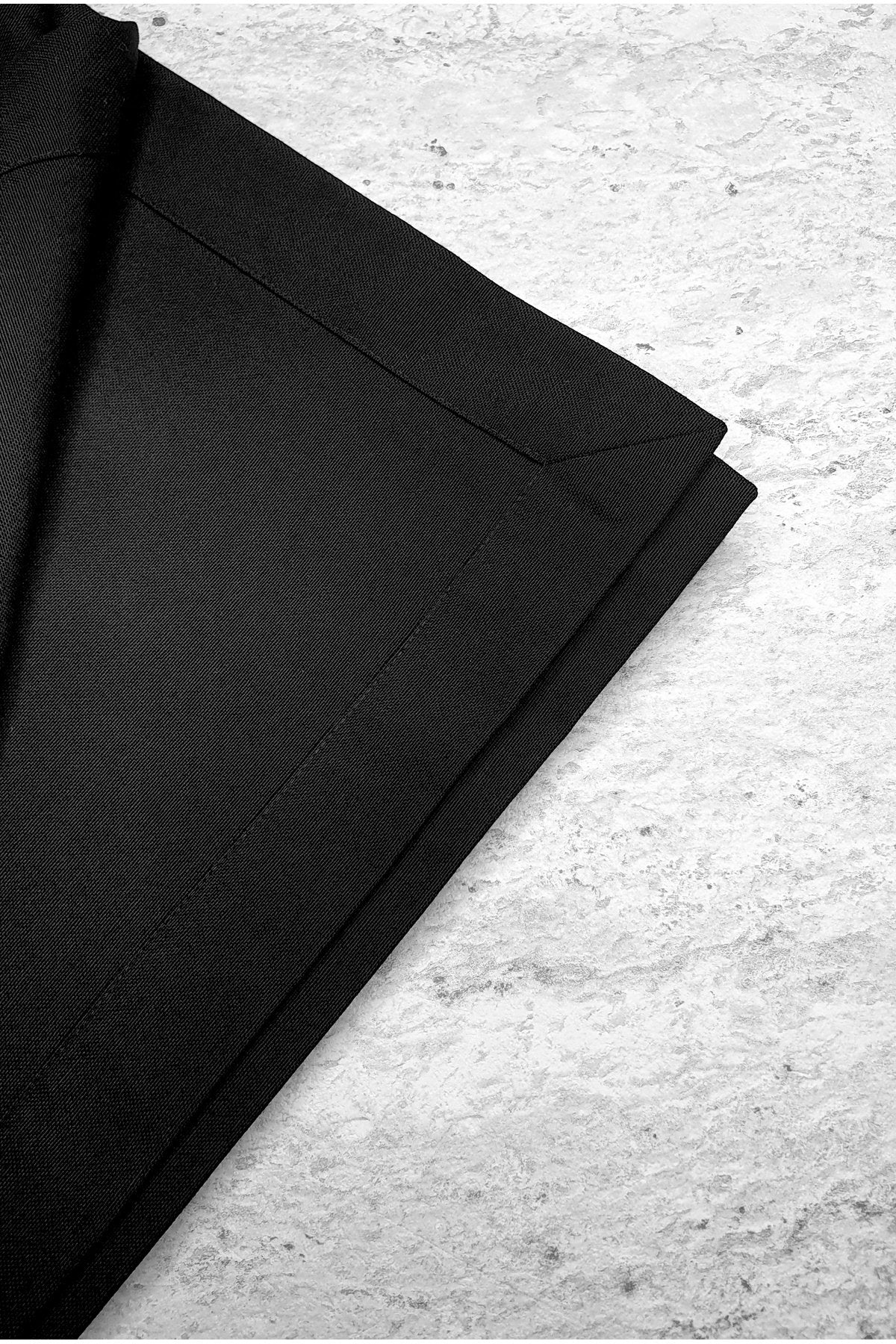 Su İtici Pamuk Karışımlı Premium Siyah Masa Örtüsü – Zarf Köşe 162x220 cm