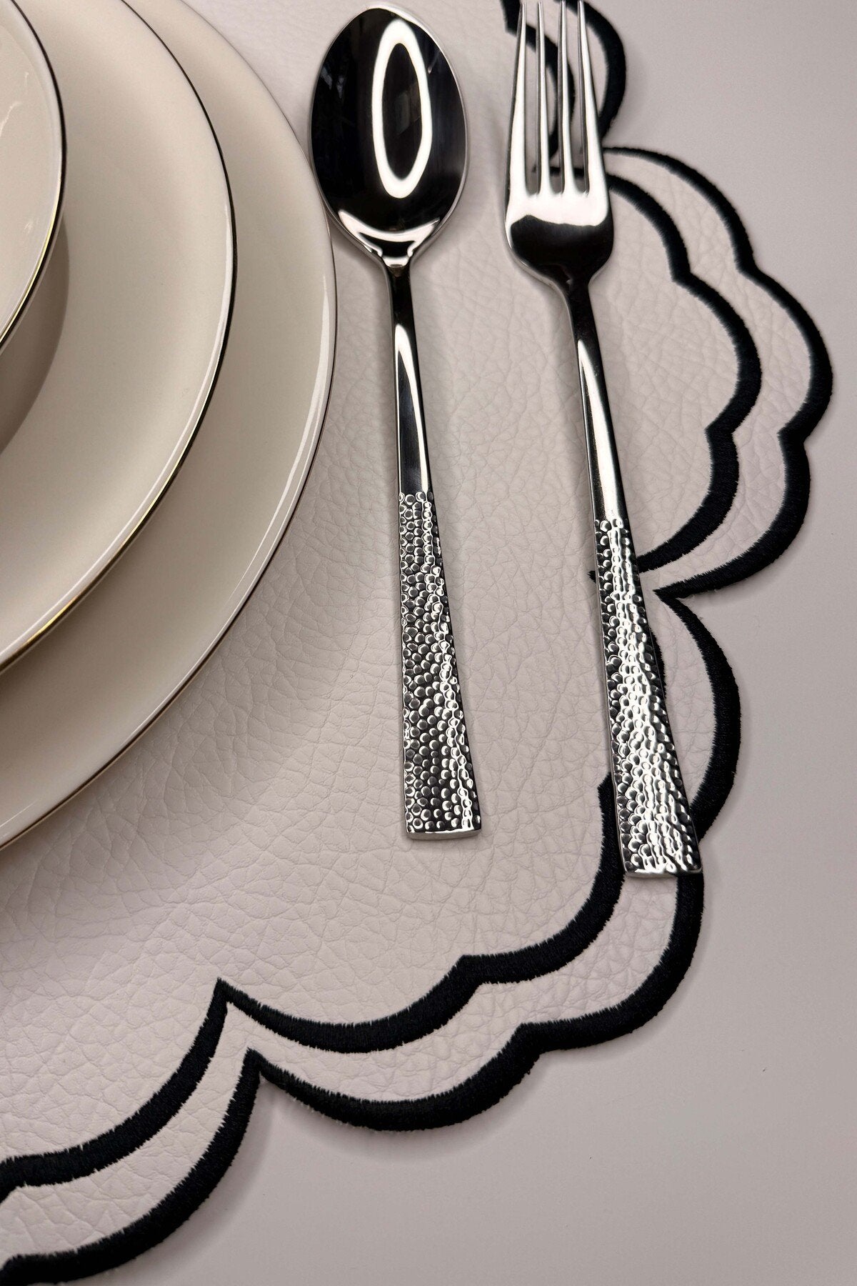 Bloom Beyaz Suni Deri Nakışlı Amerikan Servis 2 Adet