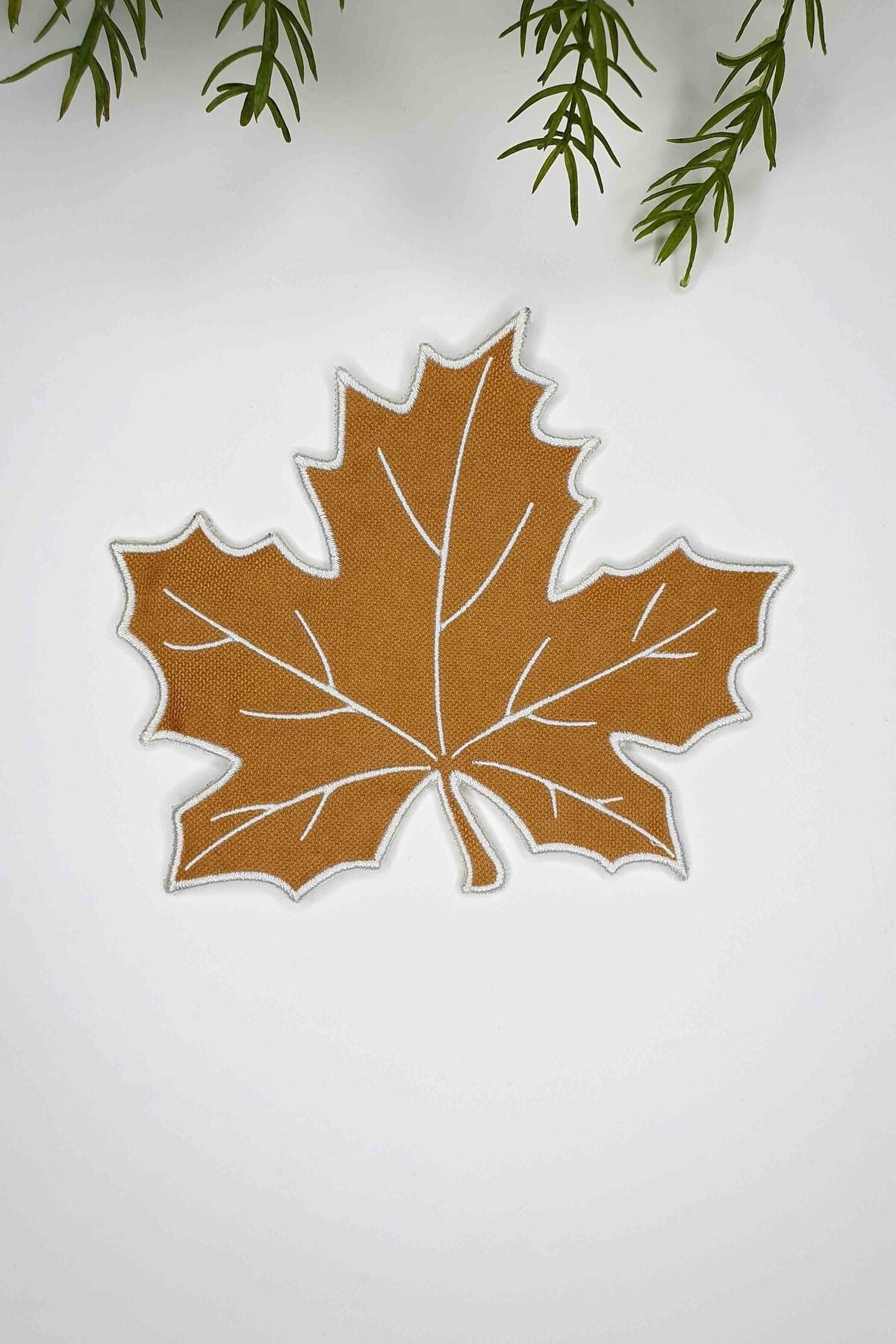 Yaprak Form Beyaz Nakışlı Hardal Kumaş Kokteyl Peçetesi 1 Adet