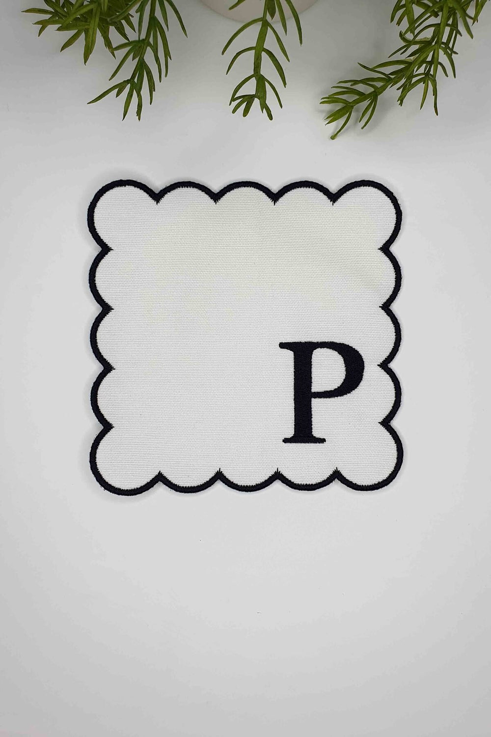 P Harfi Siyah Nakışlı Monogram Patch Kumaş Kokteyl Peçetesi 1 Adet - Decofav | Kırlent, Sofra Tekstili, Kumaş