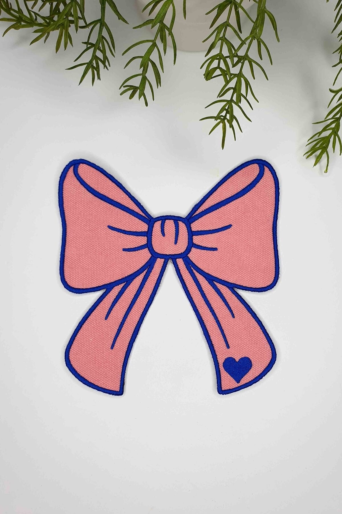 Kurdele Şeklinde Somon Pembe Kumaş Saks Nakışlı Kokteyl Peçetesi 1 Adet - Decofav | Kırlent, Sofra Tekstili, Kumaş