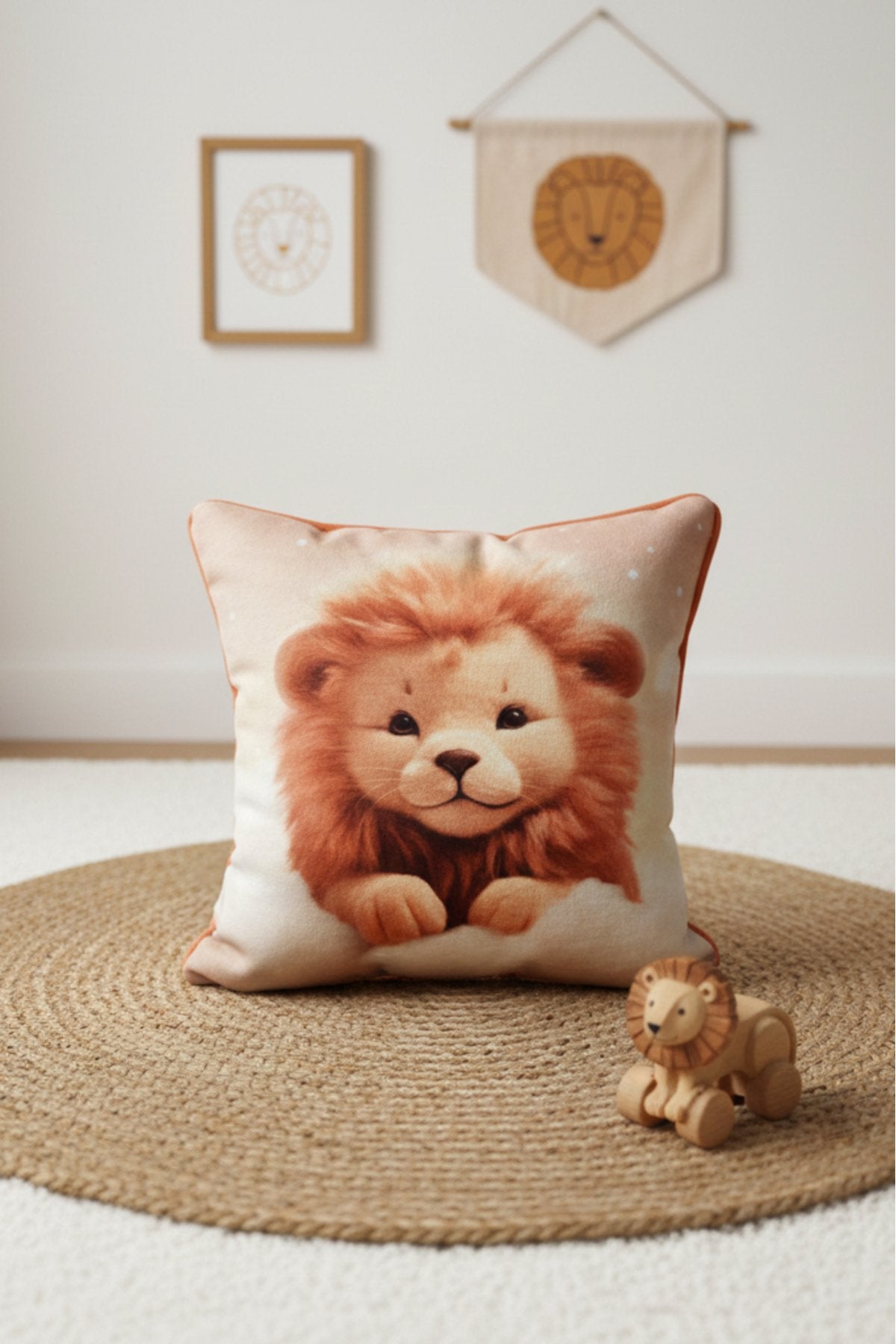 Little Lion – Aslan Temalı İç Dolgulu Dijital Baskılı Kadife Çocuk Kırlenti (32x32 cm)
