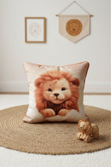 Little Lion – Aslan Temalı İç Dolgulu Dijital Baskılı Kadife Çocuk Kırlenti (32x32 cm)