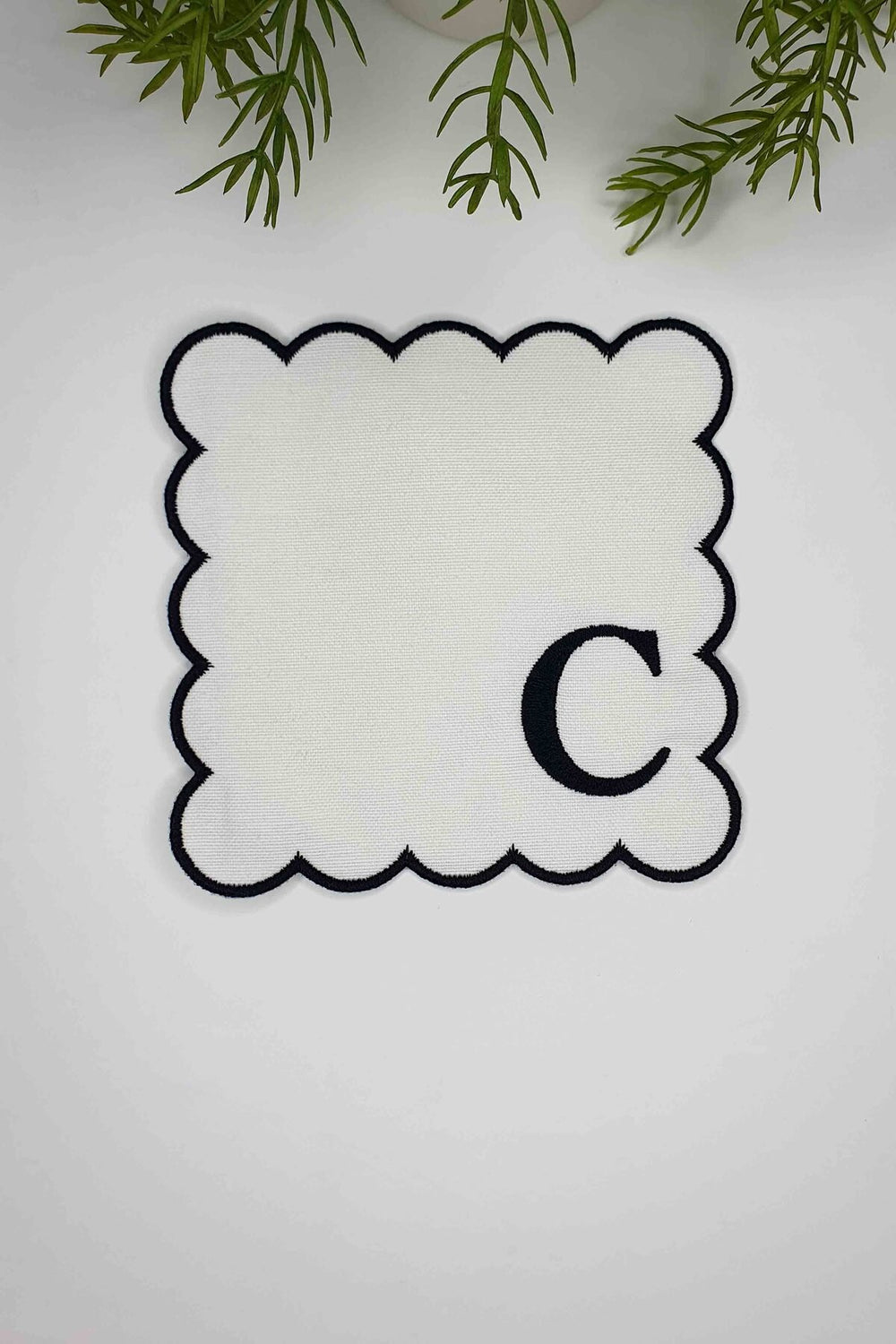 C Harfi Siyah Nakışlı Monogram Patch Kumaş Kokteyl Peçetesi 1 Adet - Decofav | Kırlent, Sofra Tekstili, Kumaş