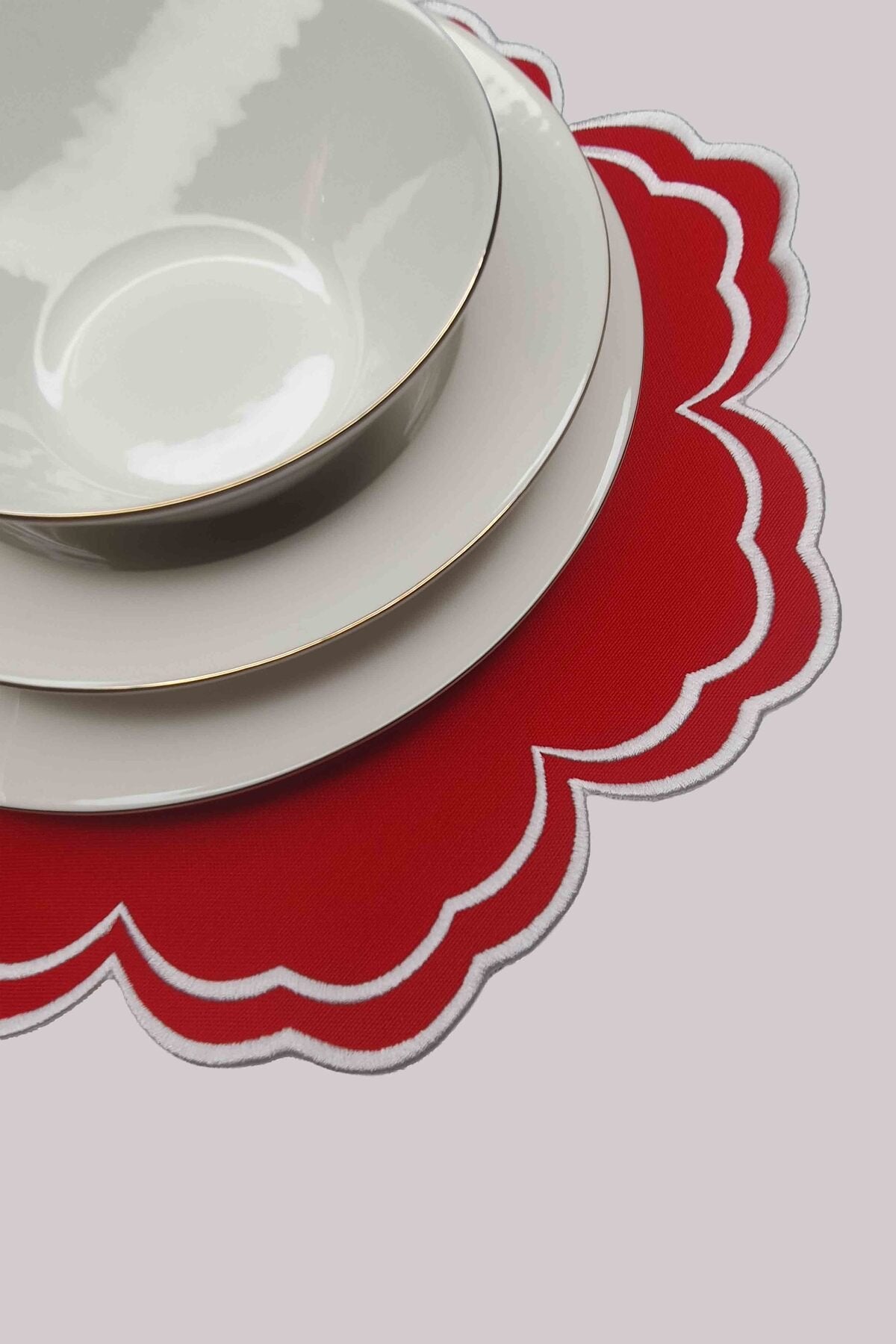 Bloom Kırmızı Kumaş Pembe Nakışlı Amerikan Servis 39x39 cm- 1 Adet