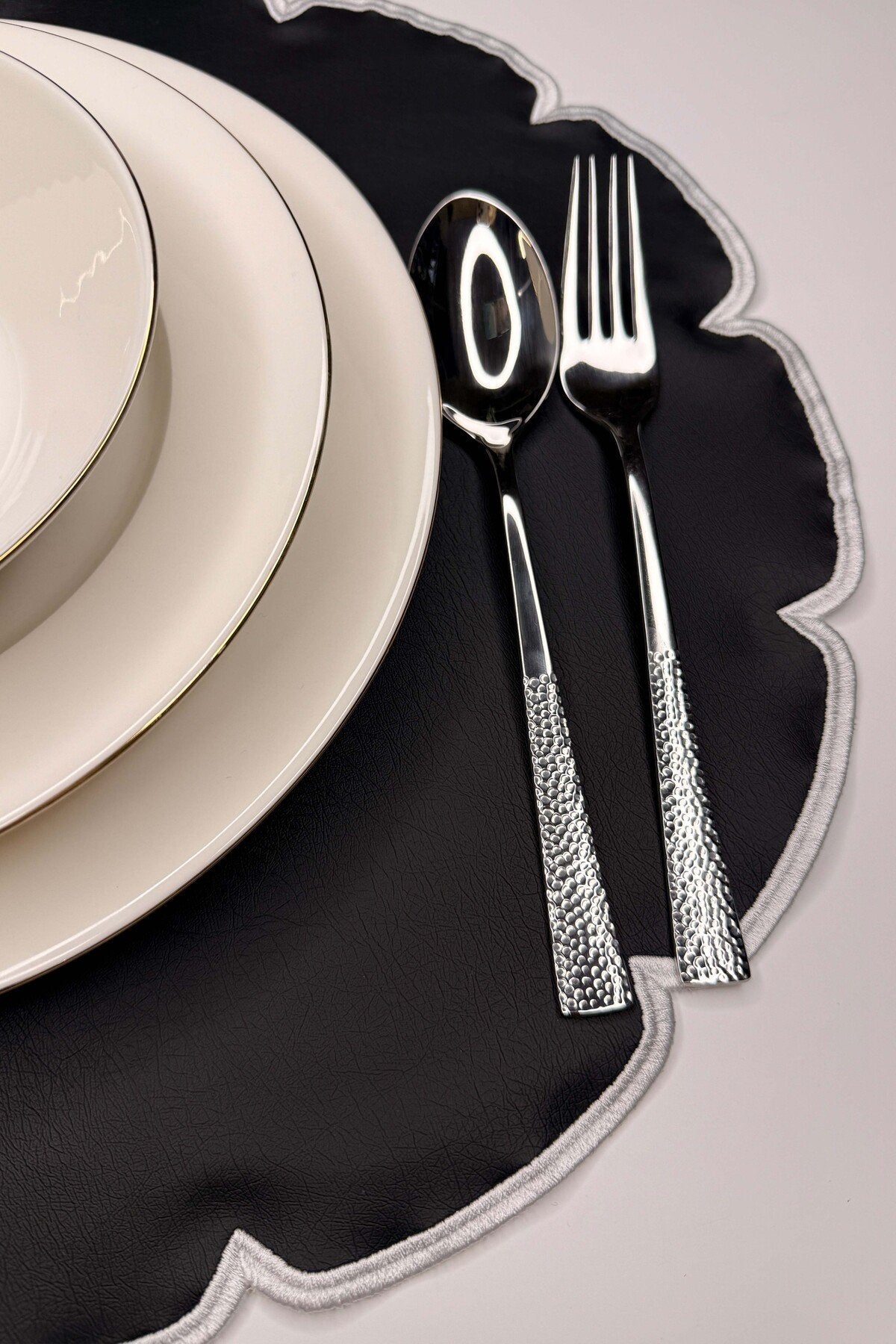 Petal Siyah Suni Deri Nakışlı Amerikan Servis 2 Adet