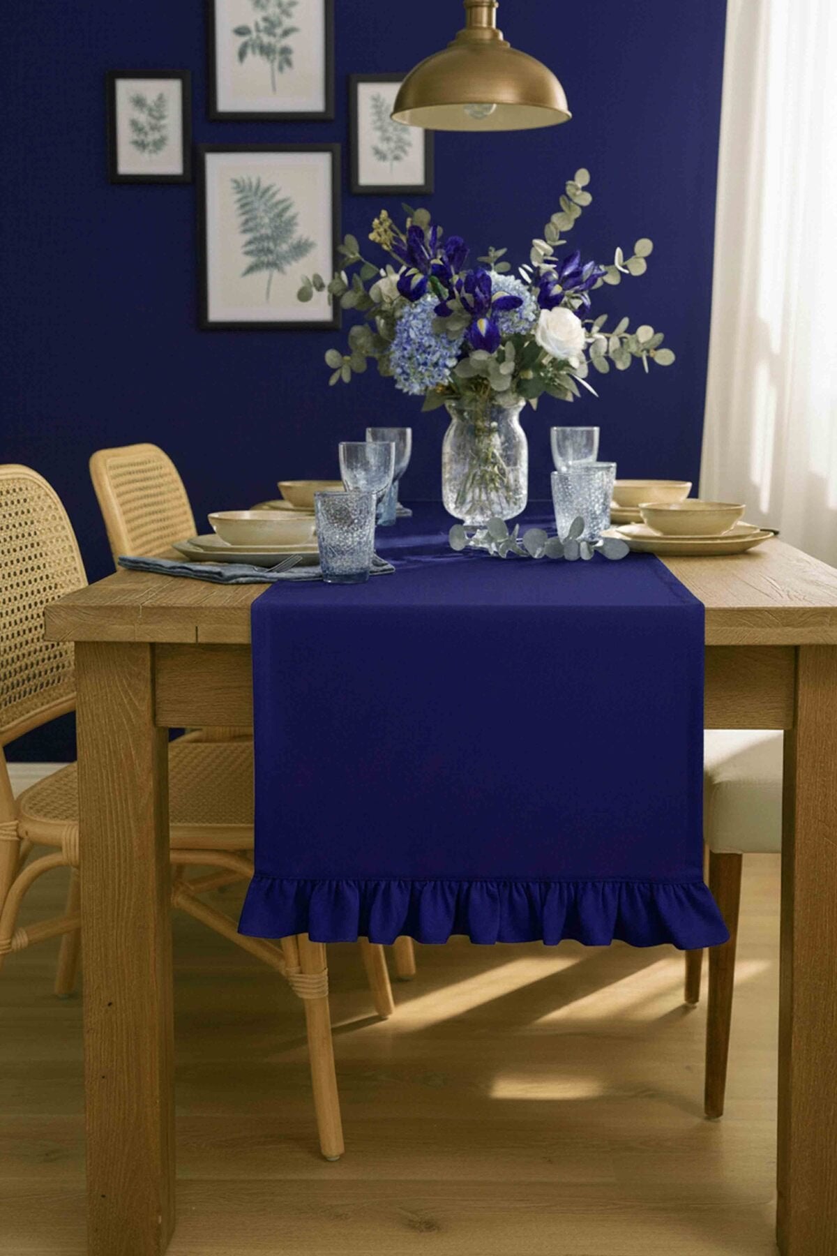 Dekoratif Fırfırlı Saks Mavi Runner – Su İtici Pamuk Karışımlı 140x45 cm