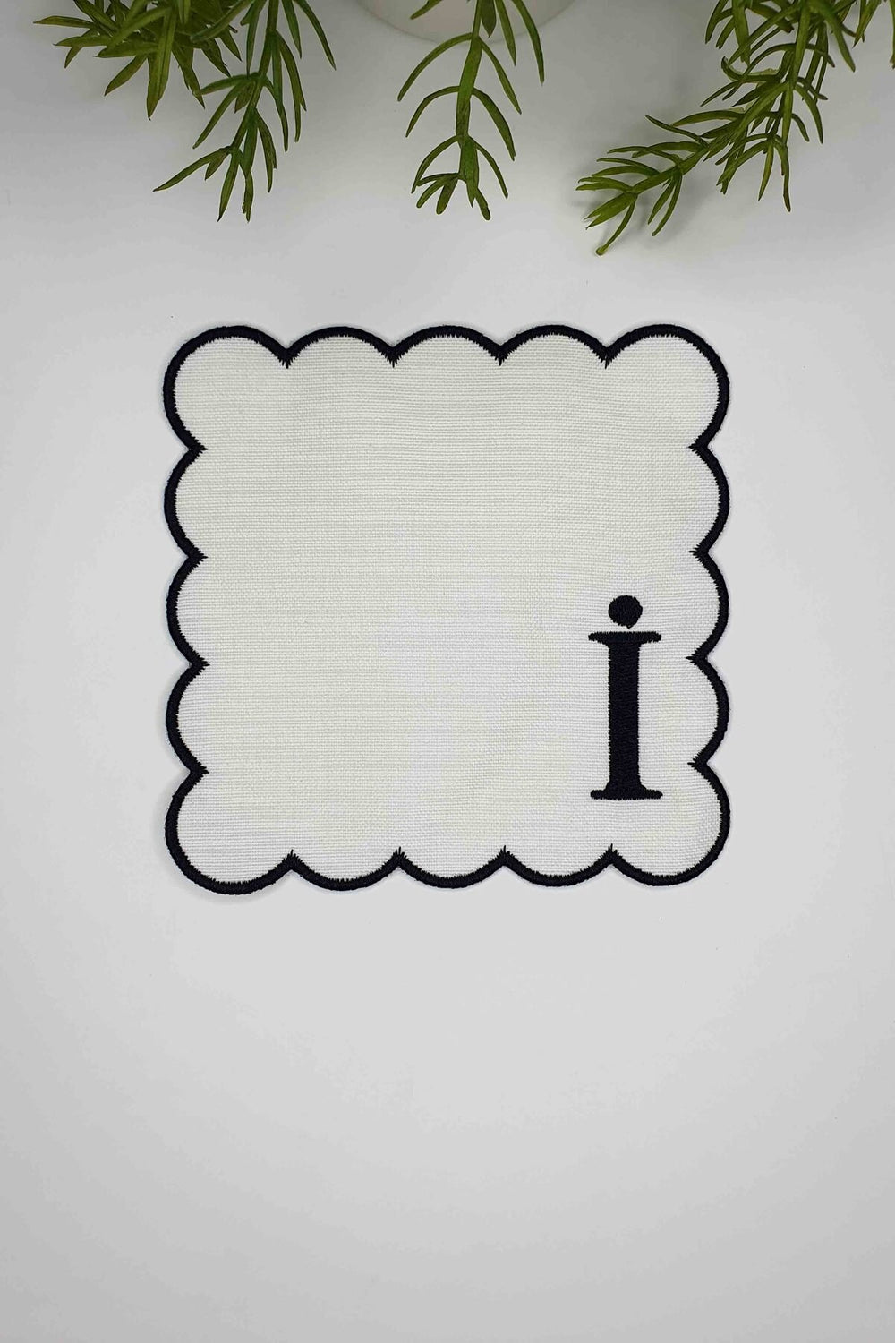 İ Harfi Siyah Nakışlı Monogram Patch Kumaş Kokteyl Peçetesi 1 Adet - Decofav | Kırlent, Sofra Tekstili, Kumaş