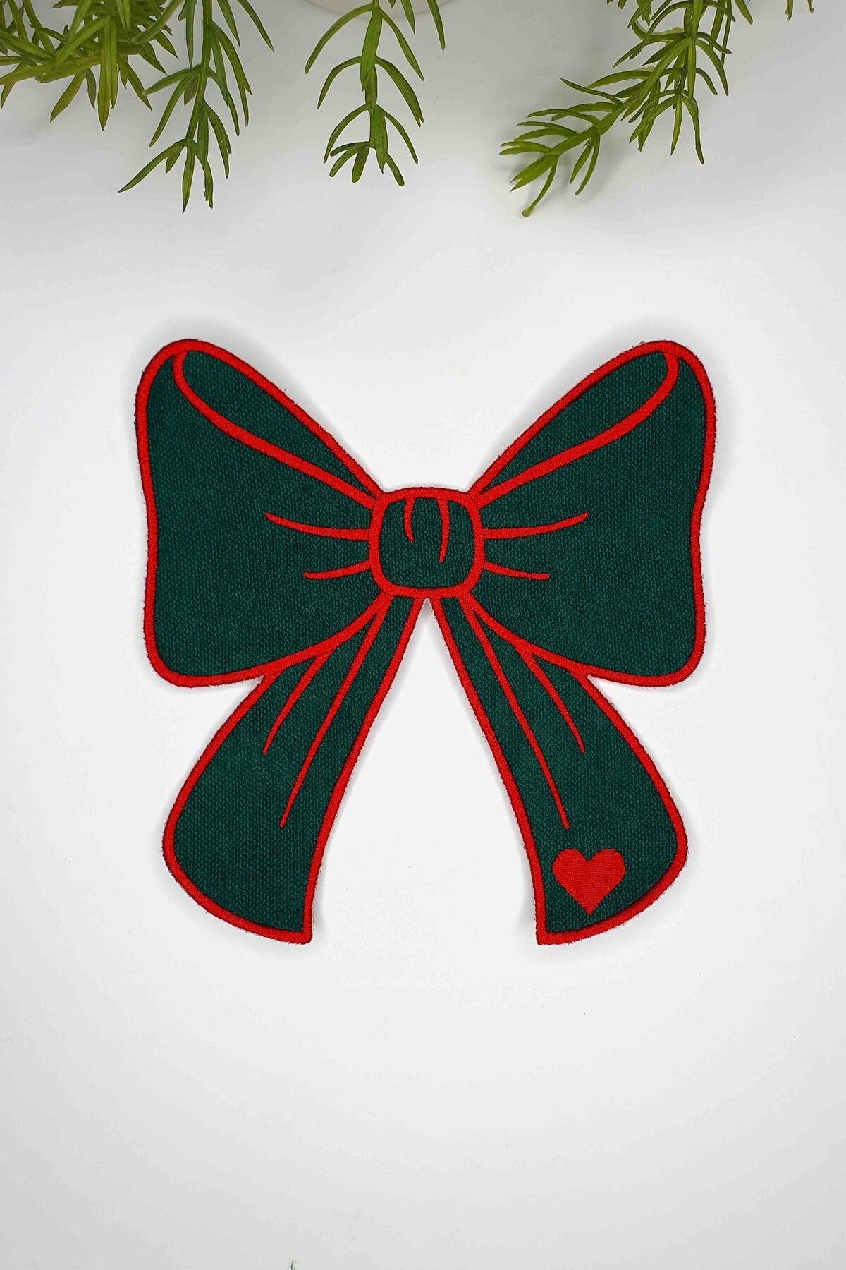 Kurdele Şeklinde Nefti Yeşil Kumaş Kırmızı Nakışlı Kokteyl Peçetesi 1 Adet