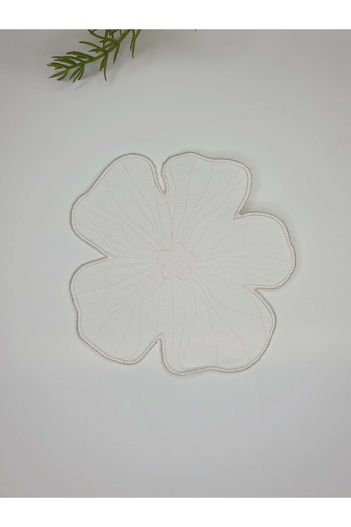 Beyaz Petal Desenli Nakış Kenar Kokteyl Peçetesi 1 Adet