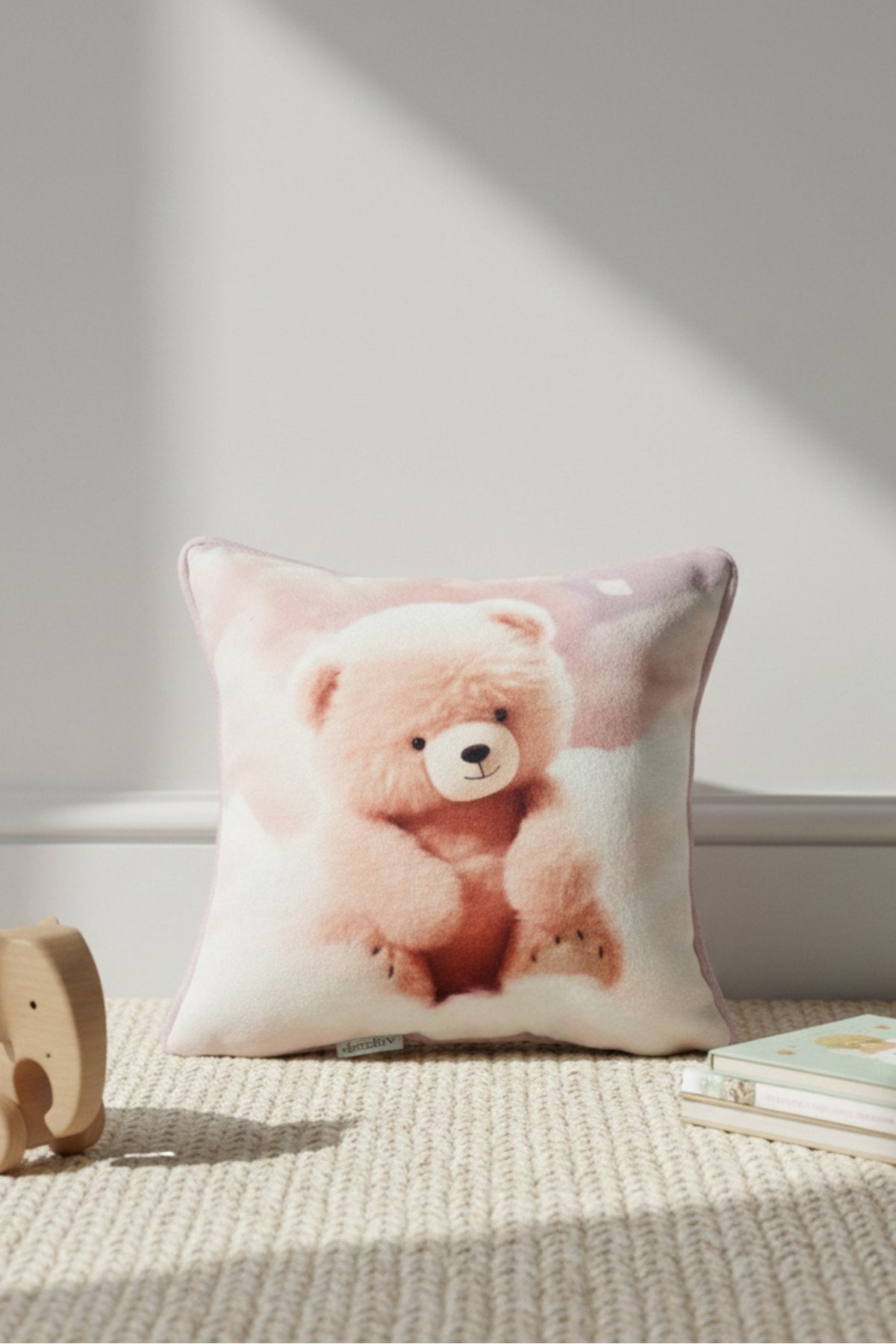 Teddy Snuggle – Ayıcık Temalı İç Dolgulu Dijital Baskılı Kadife Çocuk Kırlenti (32x32 cm)