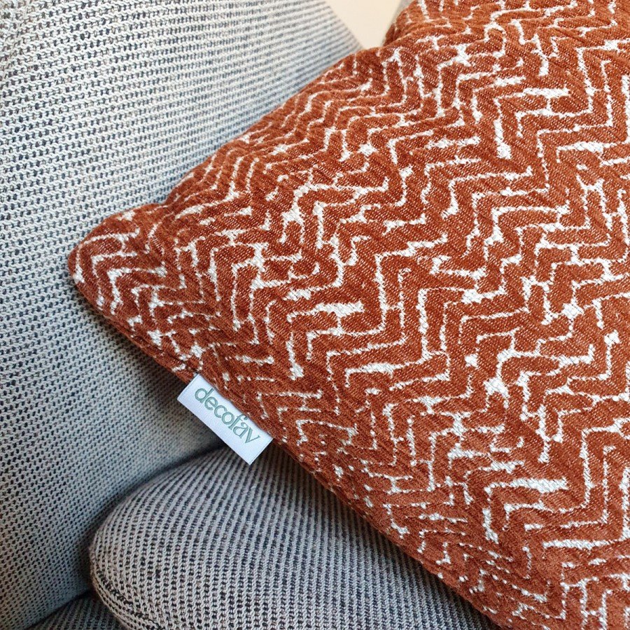 Jakarlı Zigzag Desen Kadife Kırlent Kılıfı Bakır Rengi