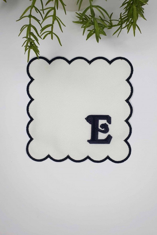 E Harfi Minimal Monogramlı Siyah Nakış Kenarlı Beyaz Kokteyl Peçetesi 1 Adet