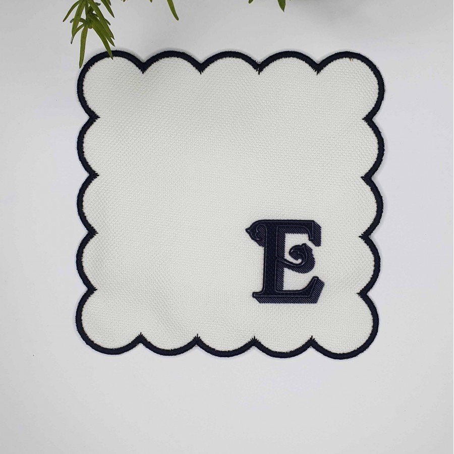 E Harfi Minimal Monogramlı Siyah Nakış Kenarlı Beyaz Kokteyl Peçetesi 1 Adet