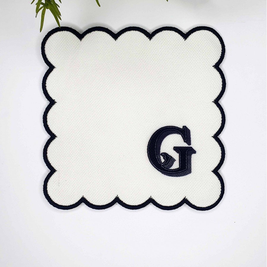 G Harfi Minimal Monogramlı Siyah Nakış Kenarlı Beyaz Kokteyl Peçetesi 1 Adet