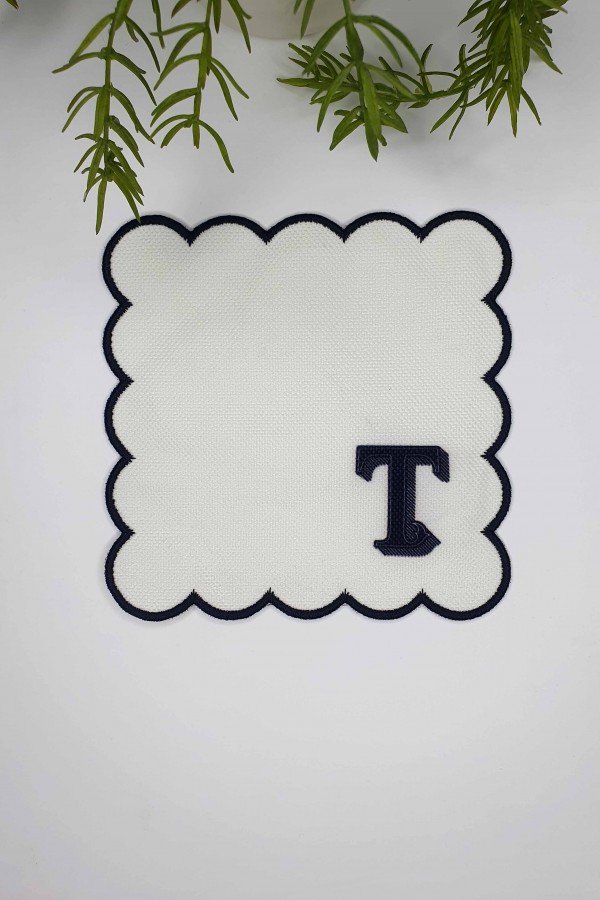 T Harfi Minimal Monogramlı Siyah Nakış Kenarlı Beyaz Kokteyl Peçetesi 1 Adet T Harfi Minimal Monogramlı Siyah Nakış Kenarlı Beyaz Kokteyl Peçetesi 1 Adet