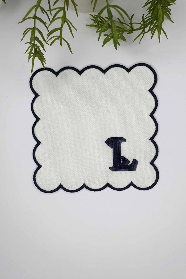 L Harfi Minimal Monogramlı Siyah Nakış Kenarlı Beyaz Kokteyl Peçetesi 1 Adet L Harfi Minimal Monogramlı Siyah Nakış Kenarlı Beyaz Kokteyl Peçetesi 1 Adet