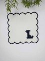 L Harfi Minimal Monogramlı Siyah Nakış Kenarlı Beyaz Kokteyl Peçetesi 1 Adet L Harfi Minimal Monogramlı Siyah Nakış Kenarlı Beyaz Kokteyl Peçetesi 1 Adet