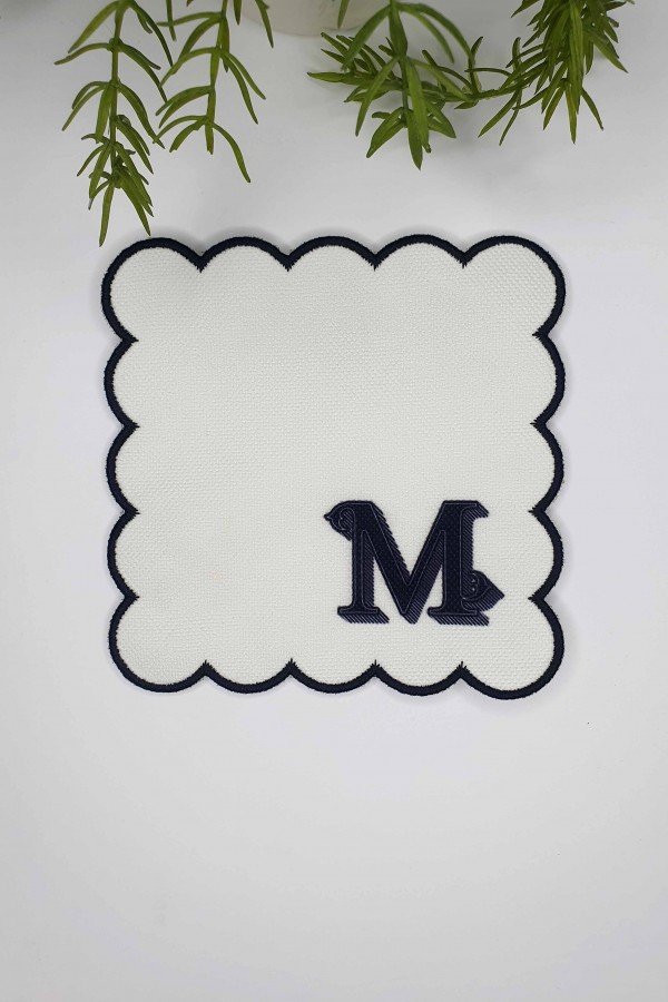 M Harfi Minimal Monogramlı Siyah Nakış Kenarlı Beyaz Kokteyl Peçetesi 1 Adet M Harfi Minimal Monogramlı Siyah Nakış Kenarlı Beyaz Kokteyl Peçetesi 1 Adet