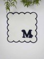 M Harfi Minimal Monogramlı Siyah Nakış Kenarlı Beyaz Kokteyl Peçetesi 1 Adet M Harfi Minimal Monogramlı Siyah Nakış Kenarlı Beyaz Kokteyl Peçetesi 1 Adet