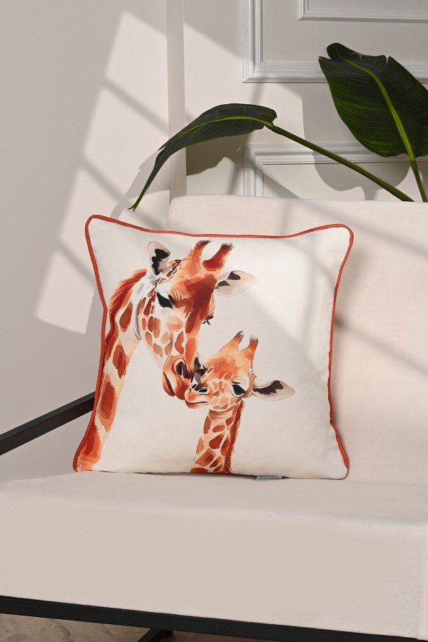 Savanna Love Zürafa İllüstrasyonlu Kırlent Kılıfı – 43x43cm Savanna Love Zürafa İllüstrasyonlu Kırlent Kılıfı – 43x43cm
