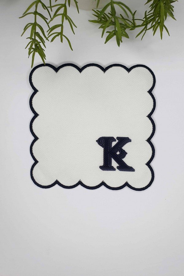 K Harfi Minimal Monogramlı Siyah Nakış Kenarlı Beyaz Kokteyl Peçetesi 1 Adet