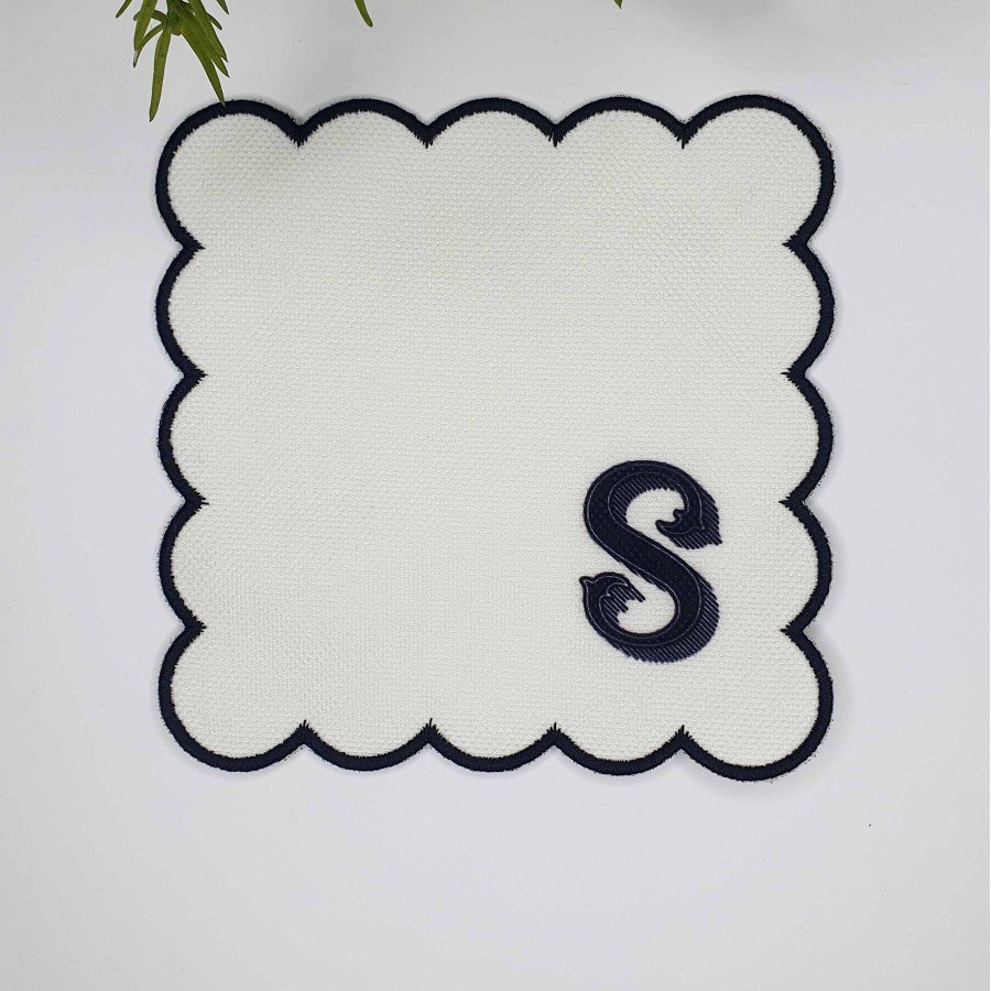 S Harfi Minimal Monogramlı Siyah Nakış Kenarlı Beyaz Kokteyl Peçetesi 1 Adet