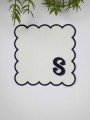 S Harfi Minimal Monogramlı Siyah Nakış Kenarlı Beyaz Kokteyl Peçetesi 1 Adet