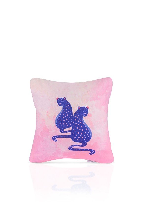 Pink Jungle İllüstratif Leopar Desenli Kırlent Kılıfı – 43x43cm Pink Jungle İllüstratif Leopar Desenli Kırlent Kılıfı – 43x43cm