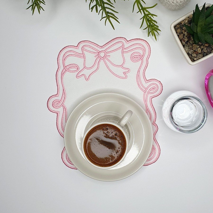 Fiyonk Tasarım Beyaz Renk Pembe Nakışlı Kumaş Kokteyl Peçetesi 1 Adet