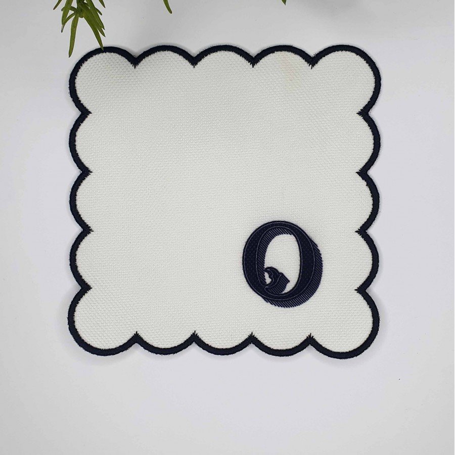 O Harfi Minimal Monogramlı Siyah Nakış Kenarlı Beyaz Kokteyl Peçetesi 1 Adet