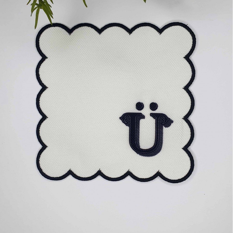 Ü Harfi Minimal Monogramlı Siyah Nakış Kenarlı Beyaz Kokteyl Peçetesi 1 Adet