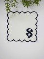 Ş Harfi Minimal Monogramlı Siyah Nakış Kenarlı Beyaz Kokteyl Peçetesi 1 Adet Ş Harfi Minimal Monogramlı Siyah Nakış Kenarlı Beyaz Kokteyl Peçetesi 1 Adet