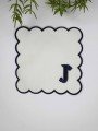 J Harfi Minimal Monogramlı Siyah Nakış Kenarlı Beyaz Kokteyl Peçetesi 1 Adet