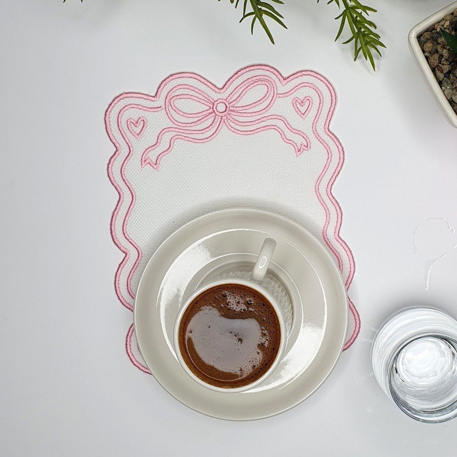 Fiyonk Tasarım Beyaz Renk Pembe Nakışlı Kumaş Kokteyl Peçetesi 1 Adet