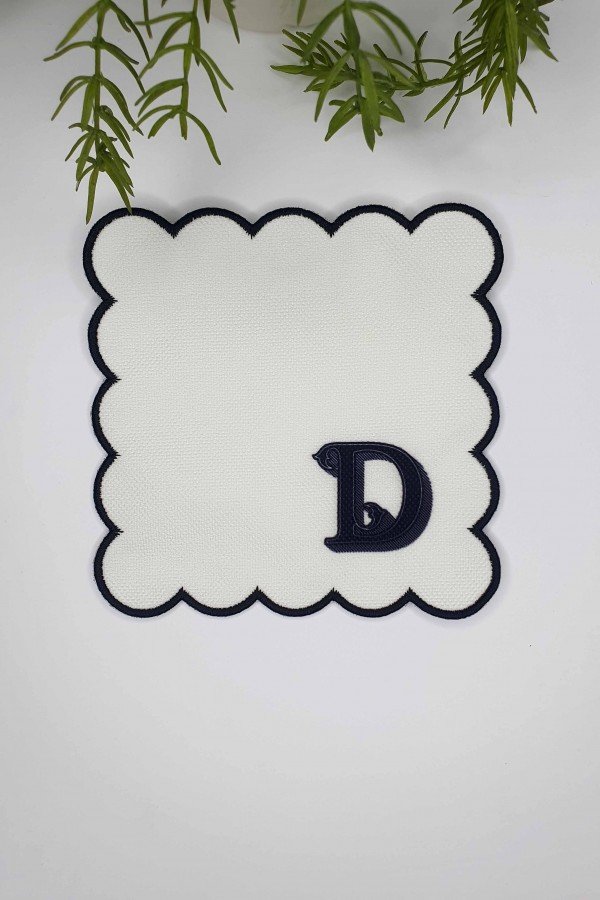 D Harfi Minimal Monogramlı Siyah Nakış Kenarlı Beyaz Kokteyl Peçetesi 1 Adet